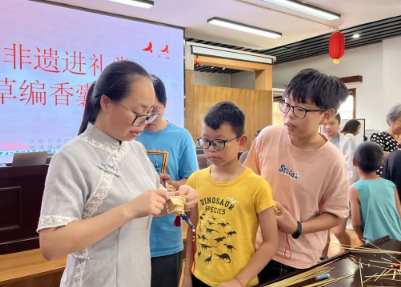 全民艺术普及 | 黄湾镇大临村开展草编香囊制作活动