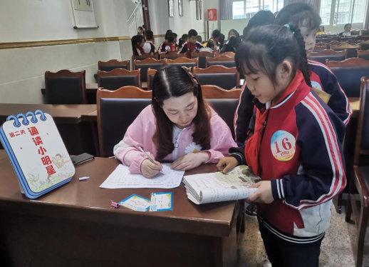 南街小学成功举办了一、二年级无纸笔测评活动